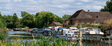 Cotswold Boat Hire at Buscot near Kelmscott - Manor Farm B&B